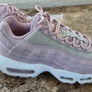 Nike women’s Air Max 95 SE  particle Rose silver